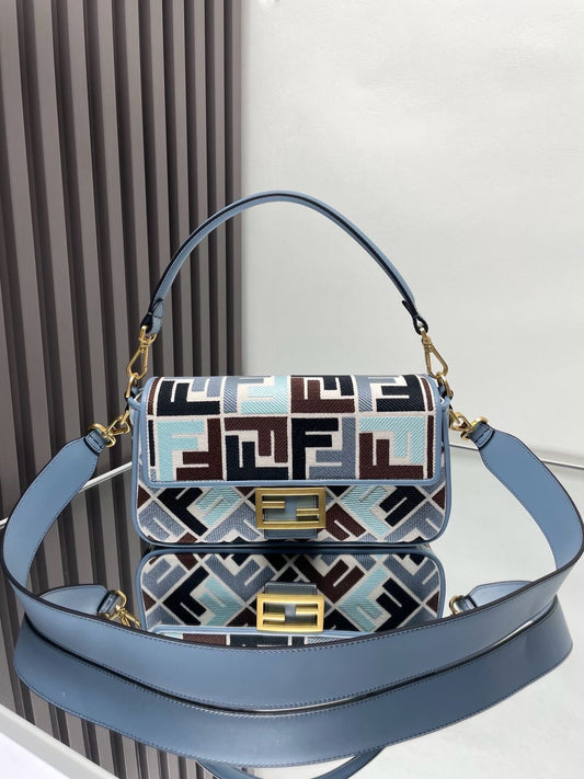 Fendi - Wallet On Chain Baguette Bleu Clair